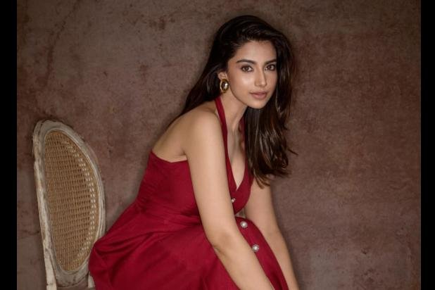 రెడ్ డ్రెస్ లో అందంగా ఉక్కిరిబిక్కిరి చేస్తున్న మీనూ